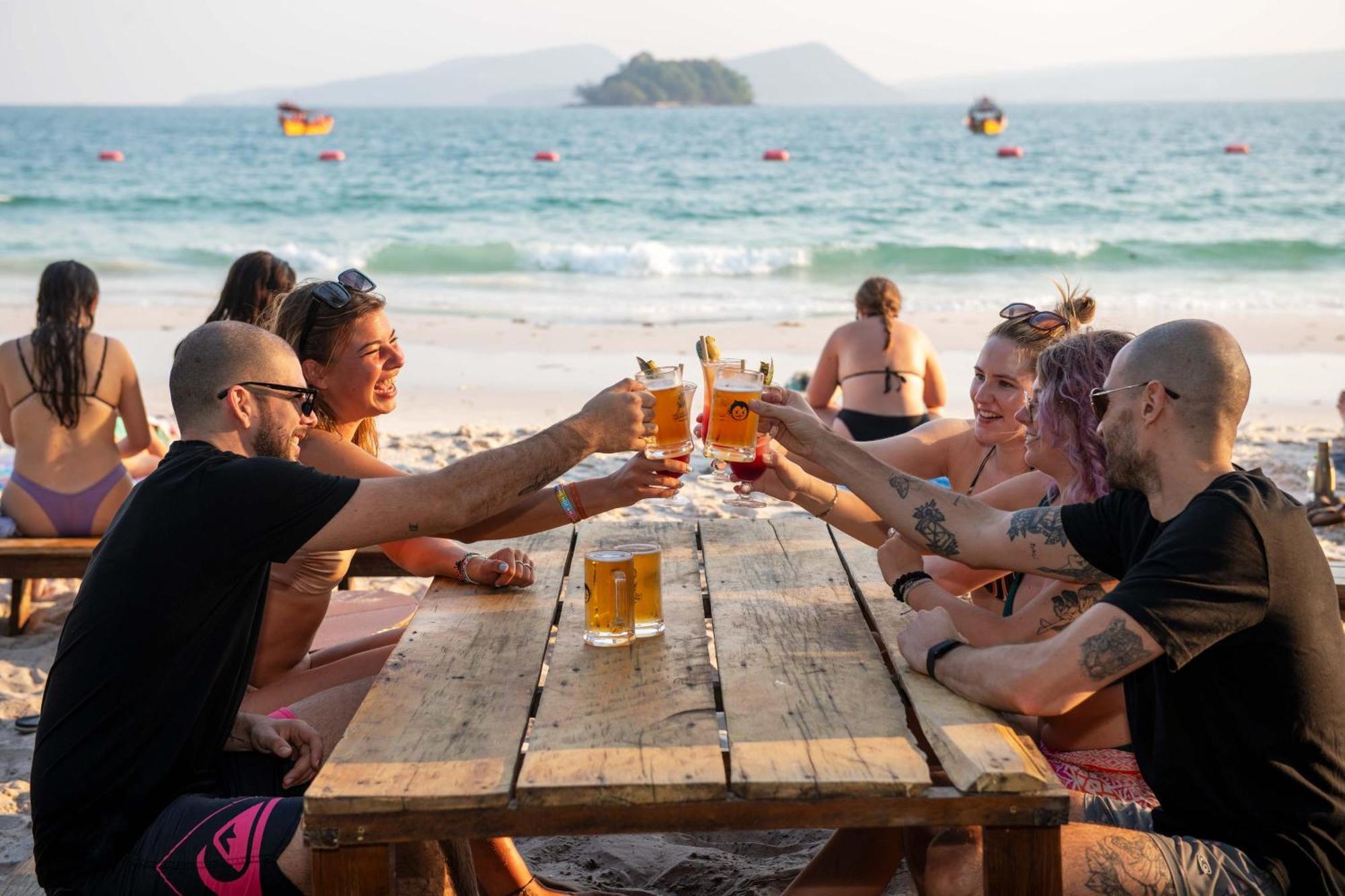 Mad Monkey Koh Rong Hostel Kaoh Touch Exterior photo