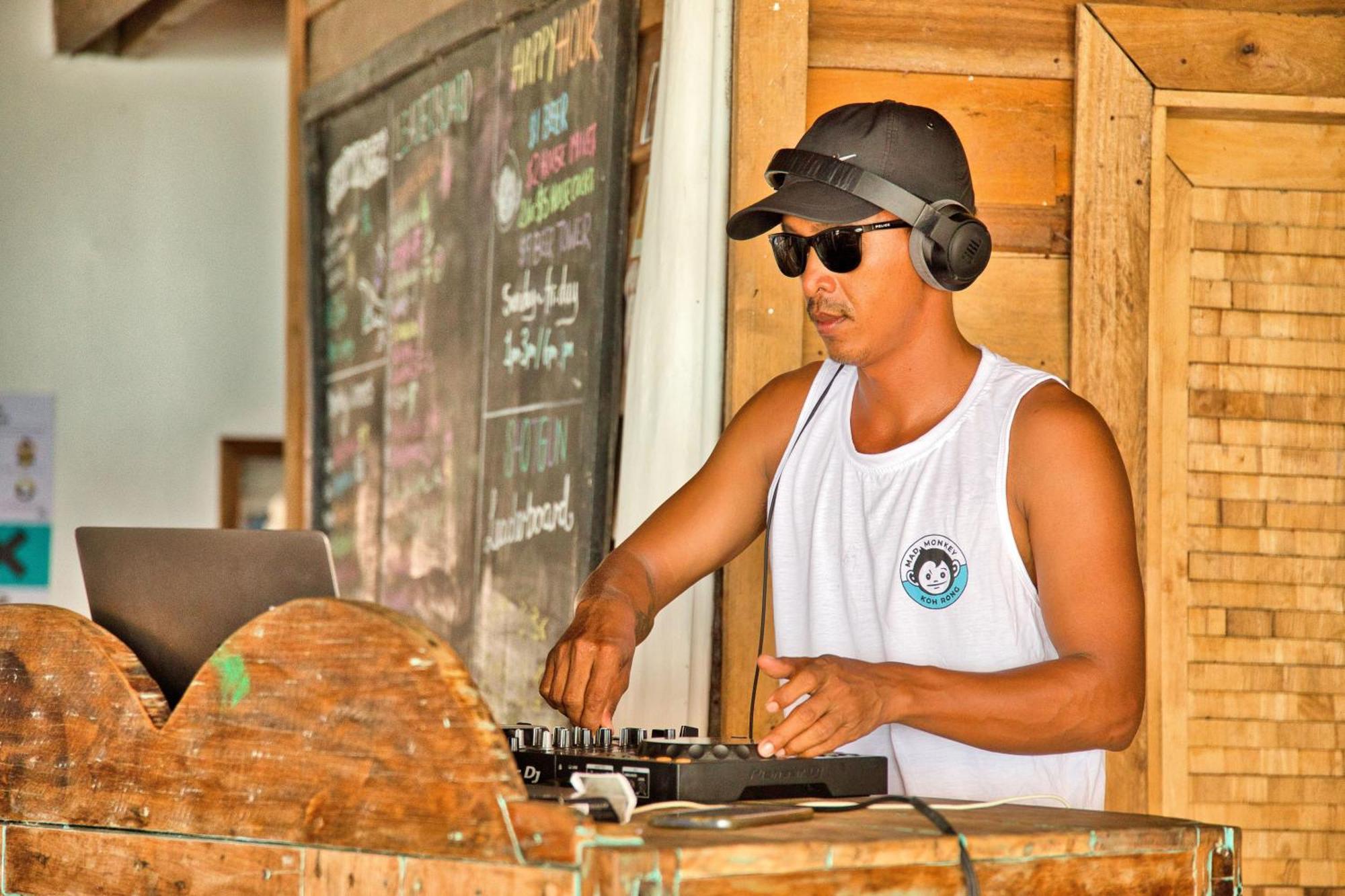 Mad Monkey Koh Rong Hostel Kaoh Touch Exterior photo