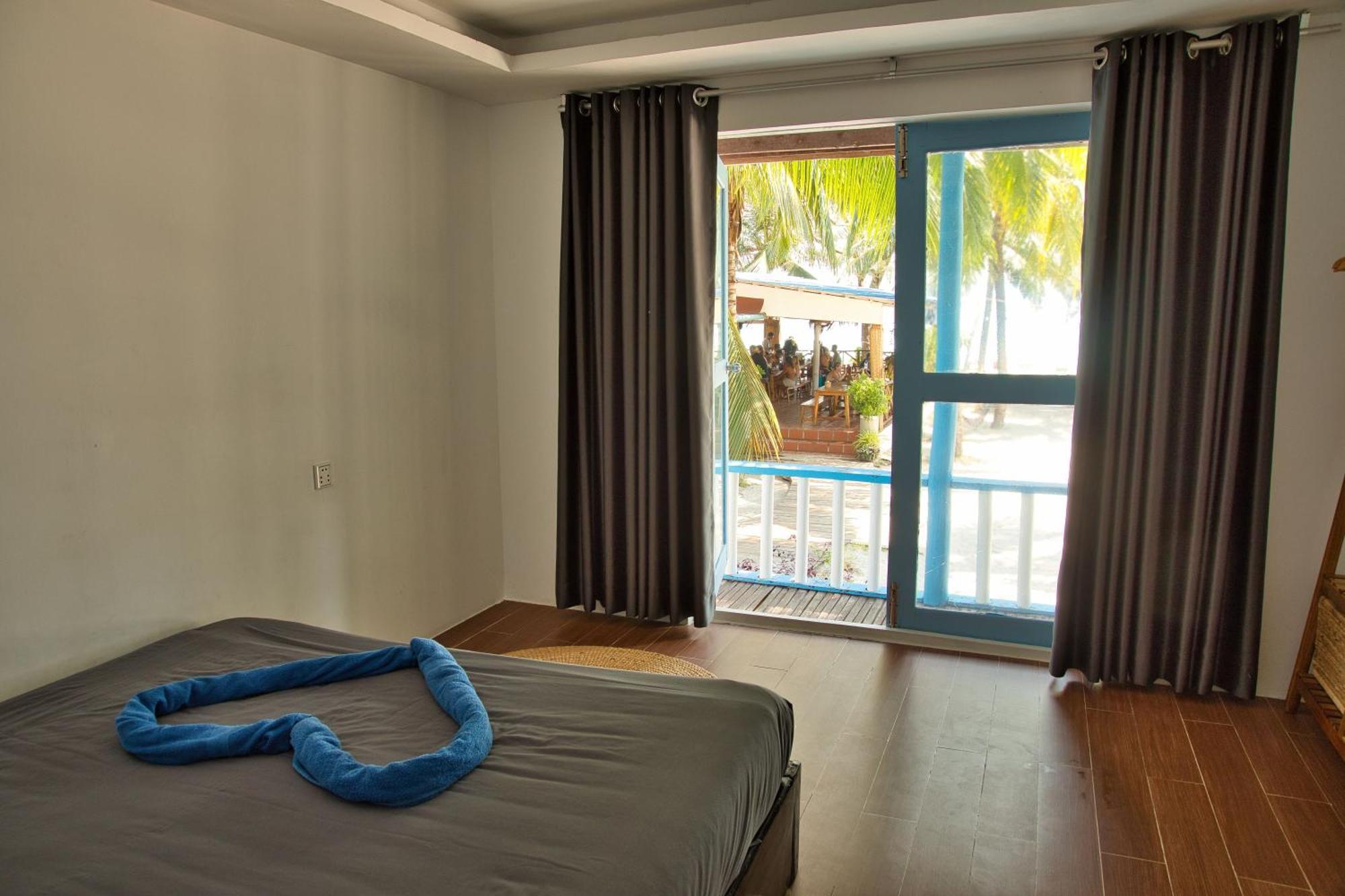 Mad Monkey Koh Rong Hostel Kaoh Touch Exterior photo